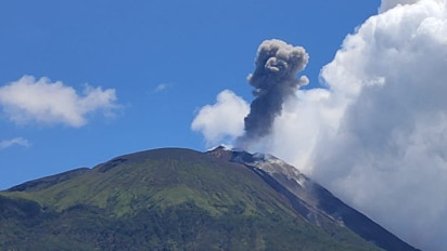 Berstatus Siaga, Gunung Api Ili Lewotolok 23 Erupsi
