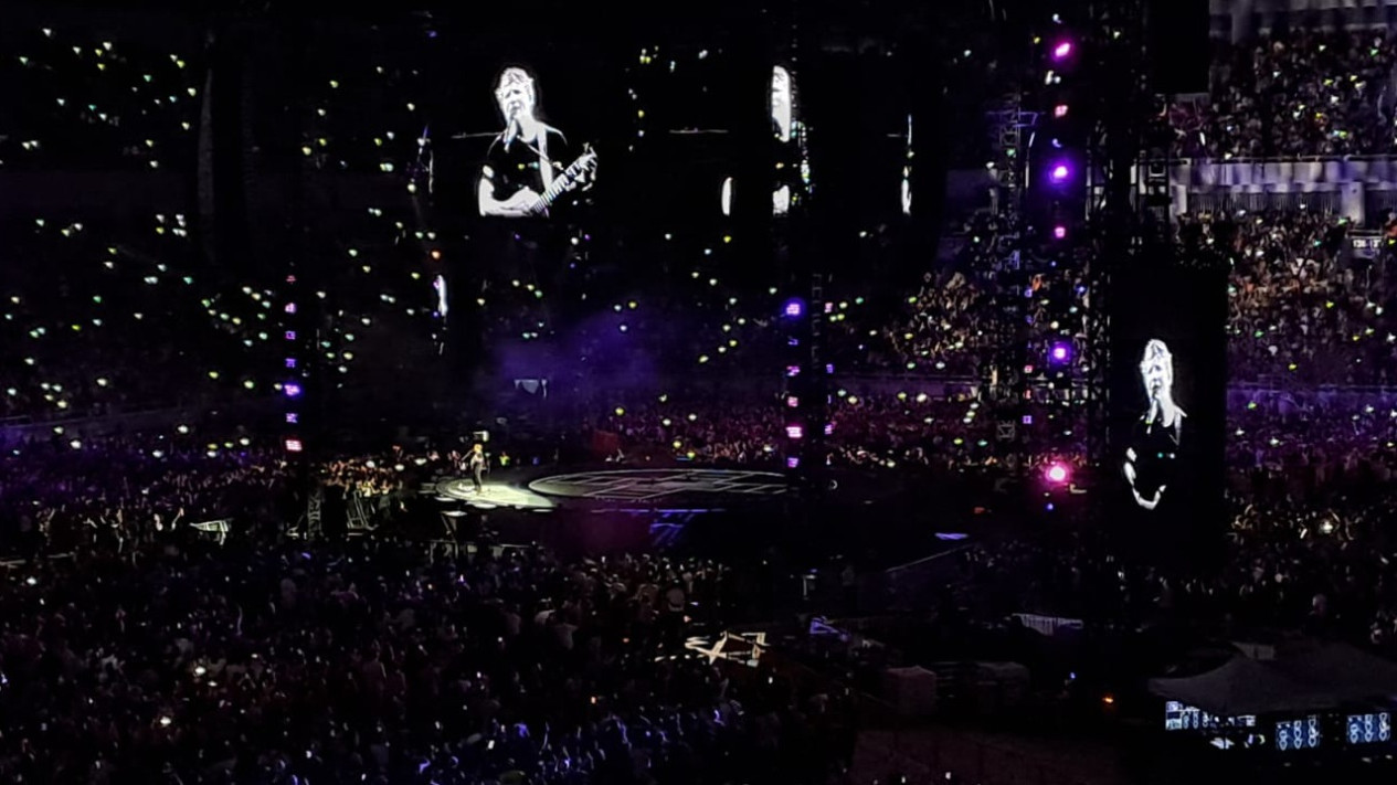 Ikut Bernyanyi Sejak Awal Konser, Ed Sheeran Takjub pada Penonton The Mathematics Tour Jakarta: Kalian Penonton Terbaik di Asia!
            - galeri foto