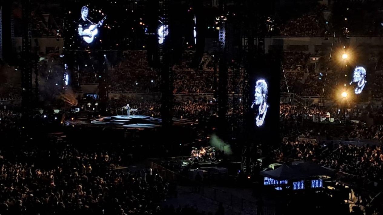 Manggung di JIS, Ed Sheeran Kenakan Jersey Klub Elkan Baggot saat Konser The Mathematics Tour Jakarta
            - galeri foto