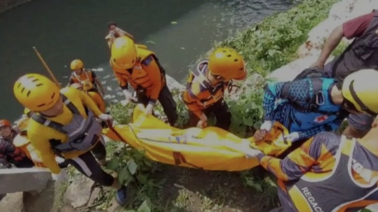 Jasad Anak yang Hanyut di Kali Mampang Ditemukan, Kaki Petugas Tersangkut Jenazah yang Sedang Dicari
            - galeri foto