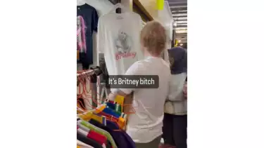 Viral Ed Sheeran Blusukan ke Pasar Santa Sebelum Manggung, Bagikan Vinyl Album Gratis hingga Coba Barang Unik Ini