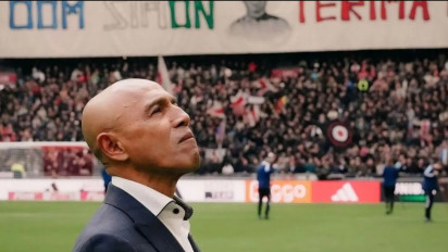 Pakai Bahasa Indonesia, Legenda Timnas Belanda Keturunan Ambon dapat Kado Spesial dari Fans Ajax