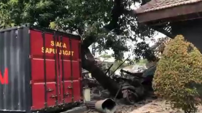 Foto-Foto Ledakan di Mako Brimob Surabaya: Mobil Rusak, Serpihan Bangunan Berserakan