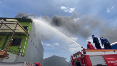 Karyawan Panik Berhamburan, saat Kebakaran Pabrik Tas Koper Empat Lantai di Cipondoh