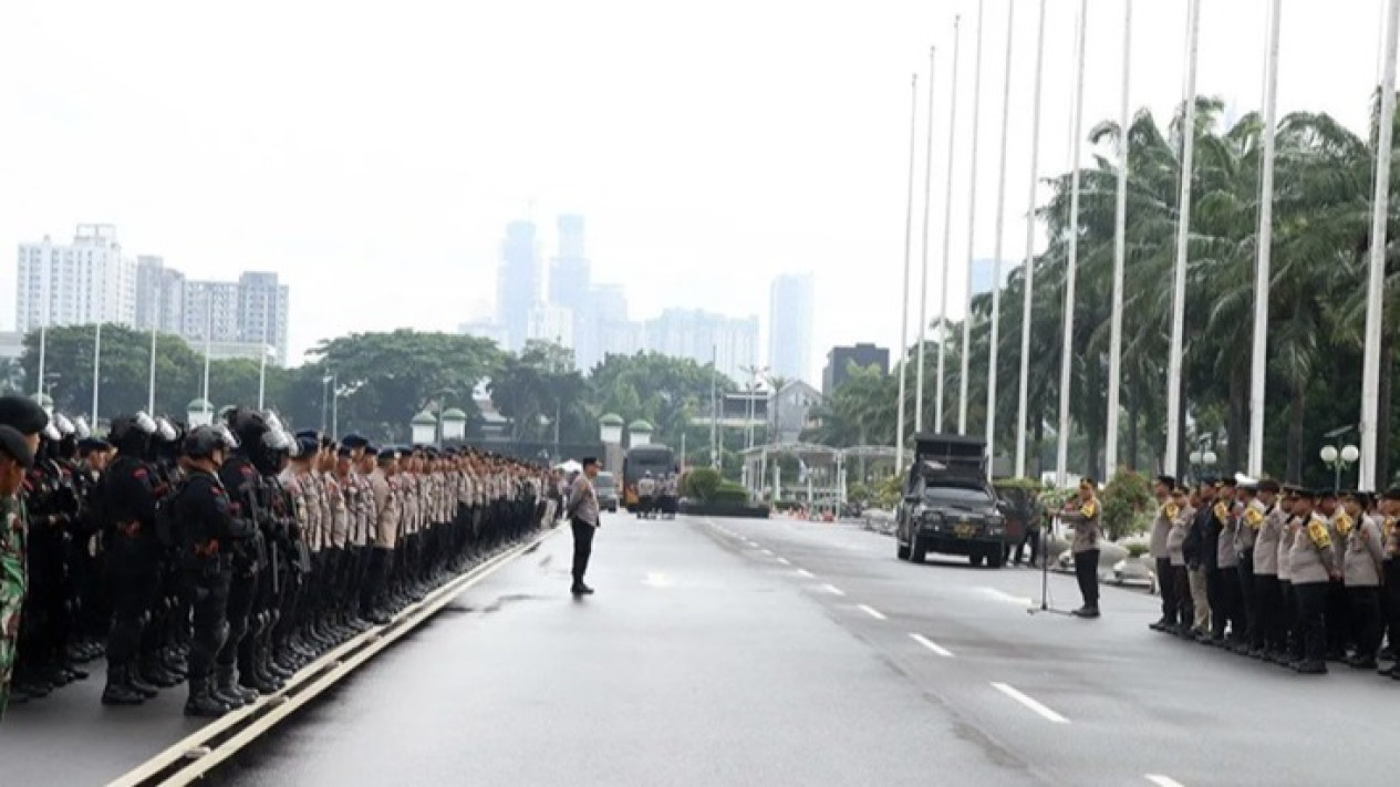 Polisi Turunkan 3.929 Personel Amankan Demo di DPR/MPR RI
            - galeri foto
