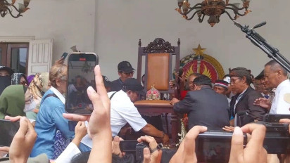 Aksi Unik Dilakukan Warga Yogyakarta, Dukung Hak Angket dengan Menggergaji Kursi