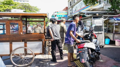 Petugas Gabungan Tertibkan PKL dan Parkir Liar di Trotoar Jalan Cempaka Putih
