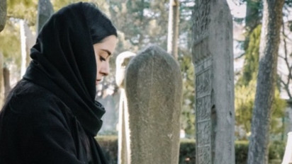 Saat Ziarah Kubur Jangan Lakukan Ini, Saran Ustaz Adi Hidayat