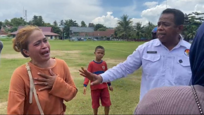 Seorang Ibu Menangis Diteriaki Pencuri Oleh Oknum Kadis Perindag Saat Antri Beras Murah