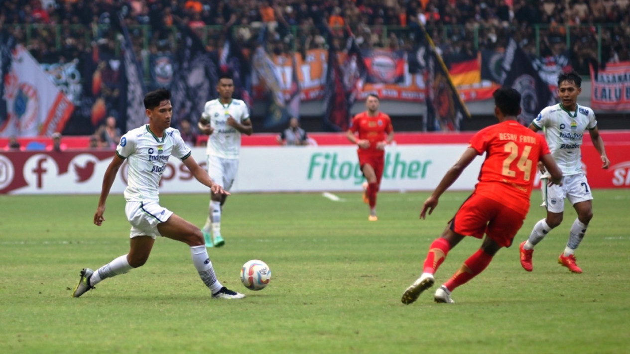 Duel Klasik Persib Vs Persija: Tak Melulu Adu Gengsi 
            - galeri foto