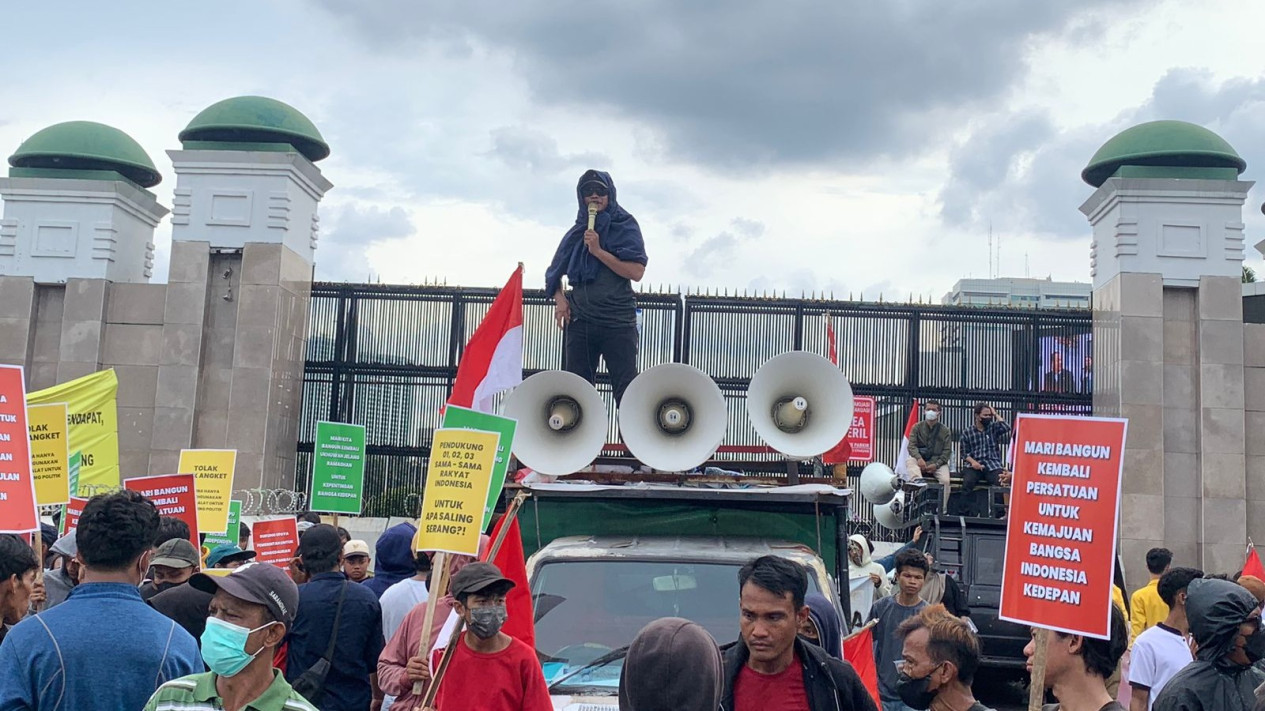 Demo Tolak Hak Angket DPR, Massa GEMPAR: Partai Tak Siap Kalah dan Hanya Mau Menang
            - galeri foto