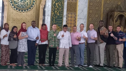 Megahnya Masjid Nasional Al-Akbar Surabaya Buat Belasan Siswa Akademi Militer Amerika Takjub