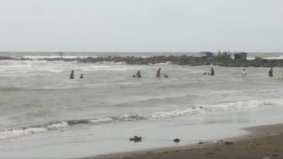 Libur akhir pekan, Pengunjung Nekat Berenang di Pantai Barombong dengan Gelombang Tinggi