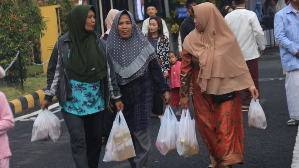 Ribuan Warga Serbu Pasar Sembako Murah di Polres Malang
            - galeri foto
