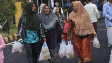 Ribuan Warga Serbu Pasar Sembako Murah di Polres Malang