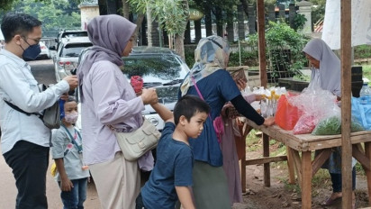 Pedagang Bunga dan Air Mawar Musiman di TPU Menteng Pulo Kebanjiran Berkah Ramadan, Omzet Rp300-500 Ribu per Hari