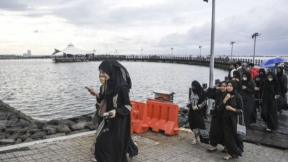 Ancol Lakukan Penataan Pedagang Asongan di Area Beach Pool