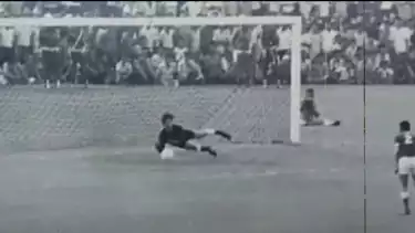 Aksi kiper legendaris Timnas Indonesia, Ronny Pasla yang menghalau tendangan pesepakbola legendaris Brasil, Pele