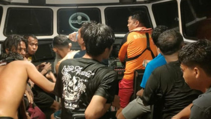 Tim SAR dan Nelayan Selamatkan 36 Warga yang Kapalnya Tenggelam di Pulau Kera