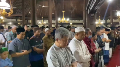 Diikuti Ratusan Jemaah, Masjid Gedhe Kauman Yogya Gelar Tarawih Perdana