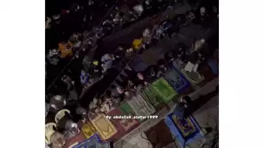 Pengungsi di Rafah, Palestina melaksanakan ibadah sholat tarawih