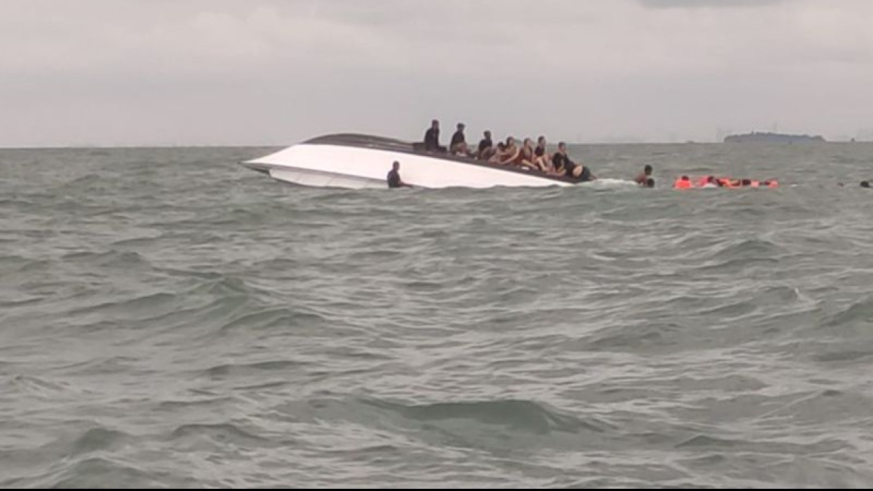 Menyeramkan, Kronologi Kapal Terbalik di Kepulauan Seribu, Terdapat 30 Penumpang dan 3 ABK
            - galeri foto