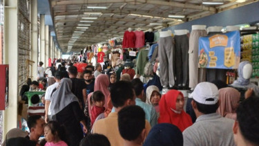 Awal Bulan Ramadhan, Pasar Tanah Abang Sesak Diserbu Pengunjung