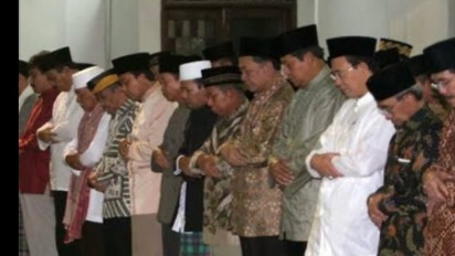 Jamaah Khusyuk dan Hikmat Ikuti Sholat Taraweh Pertama di Masjid Al Hikmah Surabaya