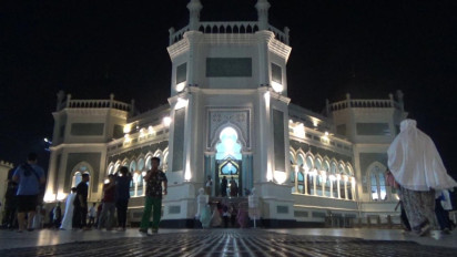 Berlangsung Khidmat, Warga Padati Salat Tarawih Pertama di Masjid Raya Al Mashun Medan
