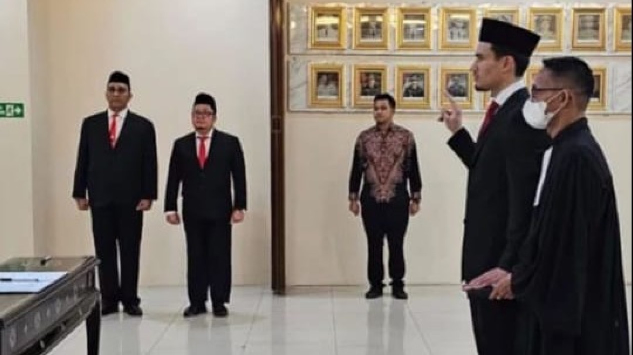 Selesaikan Proses Naturalisasi, Calon Pemain Timnas Indonesia Nathan Tjoe-A-On Ambil Sumpah WNI Tengah Malam
            - galeri foto