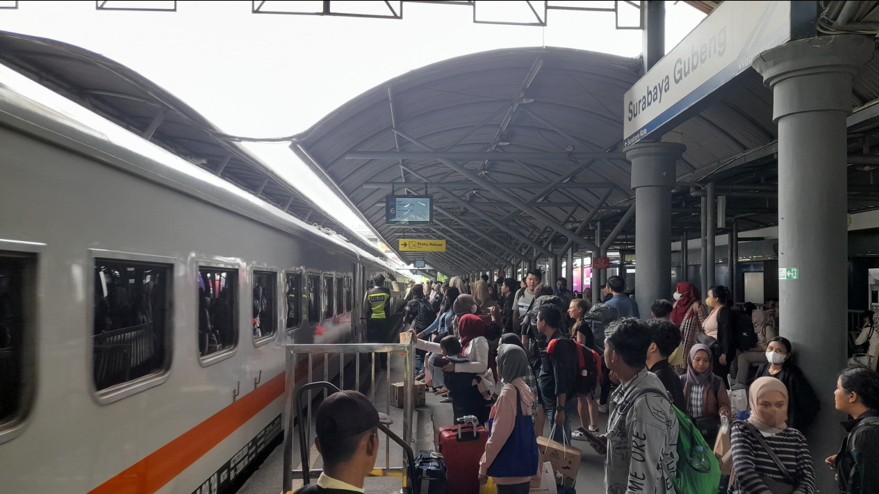 KAI Daop 8 Surabaya Oprasikan 11 Kereta Tambahan pada Arus Mudik Lebaran 2024
            - galeri foto