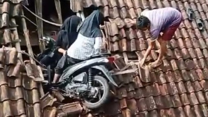 Viral! Ada-ada aja, Hendak Ngabuburit Pakai Sepeda Motor, Dua Siswi SD di Tasikmalaya Malah "Hinggap" di Atap Rumah Warga