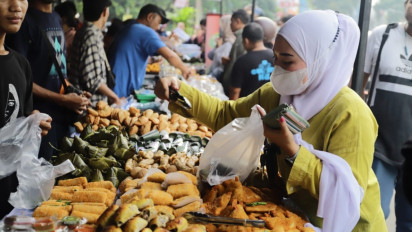 Mengintip Animo Masyarakat Berburu Menu Sajian Berbuka Puasa di Pasar Takjil Benhil