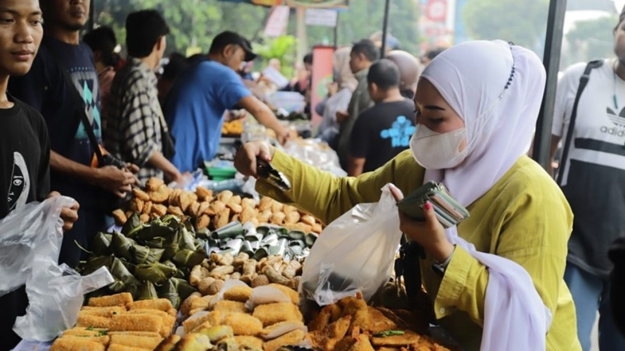 Intip Semarak Ngabuburit, Ratusan Warga Jakarta Serbu Takjil di Benhil
            - galeri foto