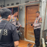 Warga Depok Geger Temukan Pria Paruh Baya Tewas di Kamar Mandi Kontrakannya Usai Cium Bau Menyengat