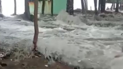 Ratusan Warga dan 5 Kafe Palabuhanratu Terdampak Banjir Rob