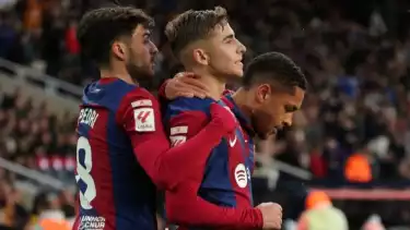 Gelandang Barcelona Fermin Lopez merayakan golnya