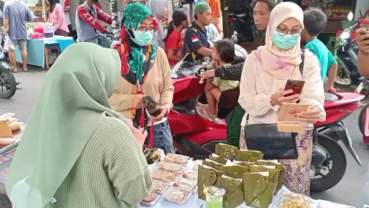 Ratusan Warga Serbu Pasar Takjil Ramadhan Khas Pesisir Gresik, Cukup Bayar Pakai Qris