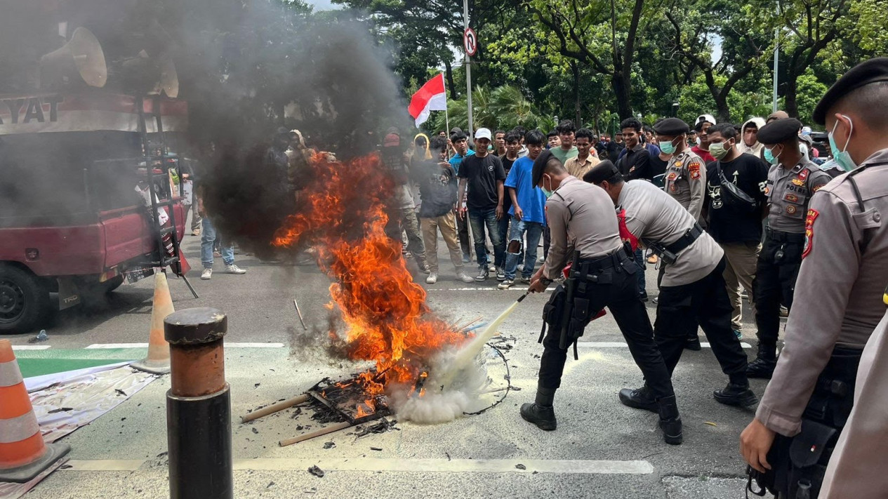 Demo Sempat Ricuh, Massa Minta PTUN Bebas dari Mafia Tanah
            - galeri foto