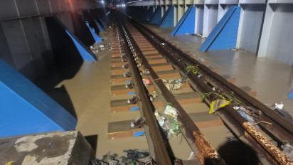 Rel Terendam Banjir, Kereta Api Tak Bisa Sampai di Stasiun Semarang dan Dialihkan