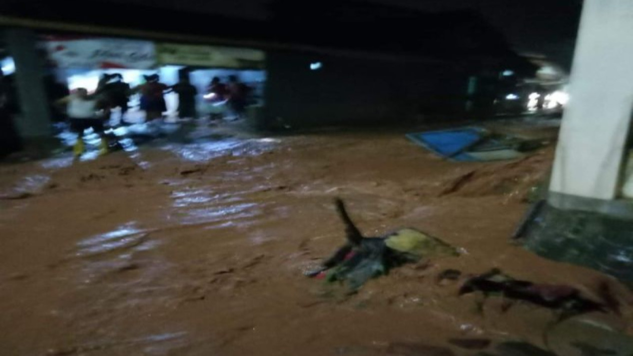 Banjir Bandang Terjang Pemukiman di Kabupaten Pekalongan, Petugas Evakuasi Warga
            - galeri foto