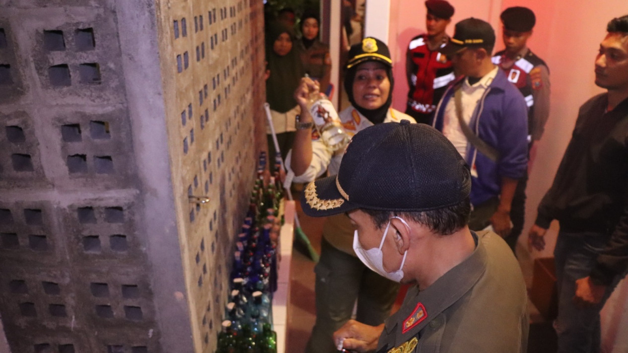 Razia Tempat Hiburan di Kota Blitar, Petugas Gabungan Amankan Ratusan Botol Miras
            - galeri foto
