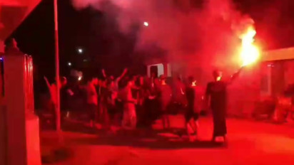 Klotekan Sambil Nyalakan Api Obor, Tradisi Unik Bangunkan Warga untuk Sahur di Gresik