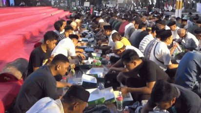 Ribuan Warga di Makassar Berbuka Puasa Bersama Hingga Pecahkan Rekor Muri