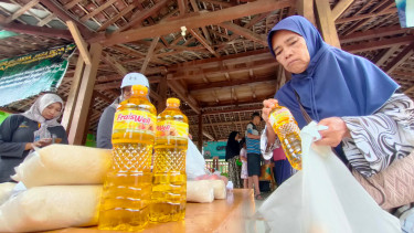 Harga Masih Mahal, Ratusan Warga Madiun Antre Berburu Sembako Murah saat Ramadhan