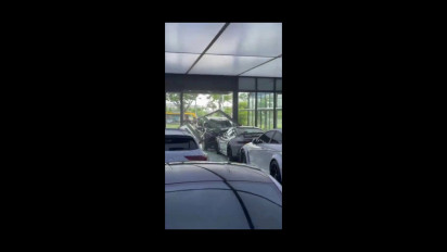 Viral Detik-detik Xpander Tabrak Showroom Mobil Mewah di PIK Hingga Bikin Ringsek Porsche