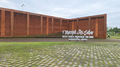 Penampakan Masjid Unik Tanpa Kubah, Beronamen Tumpukan Batu Bata Merah di Rest Area Heritage