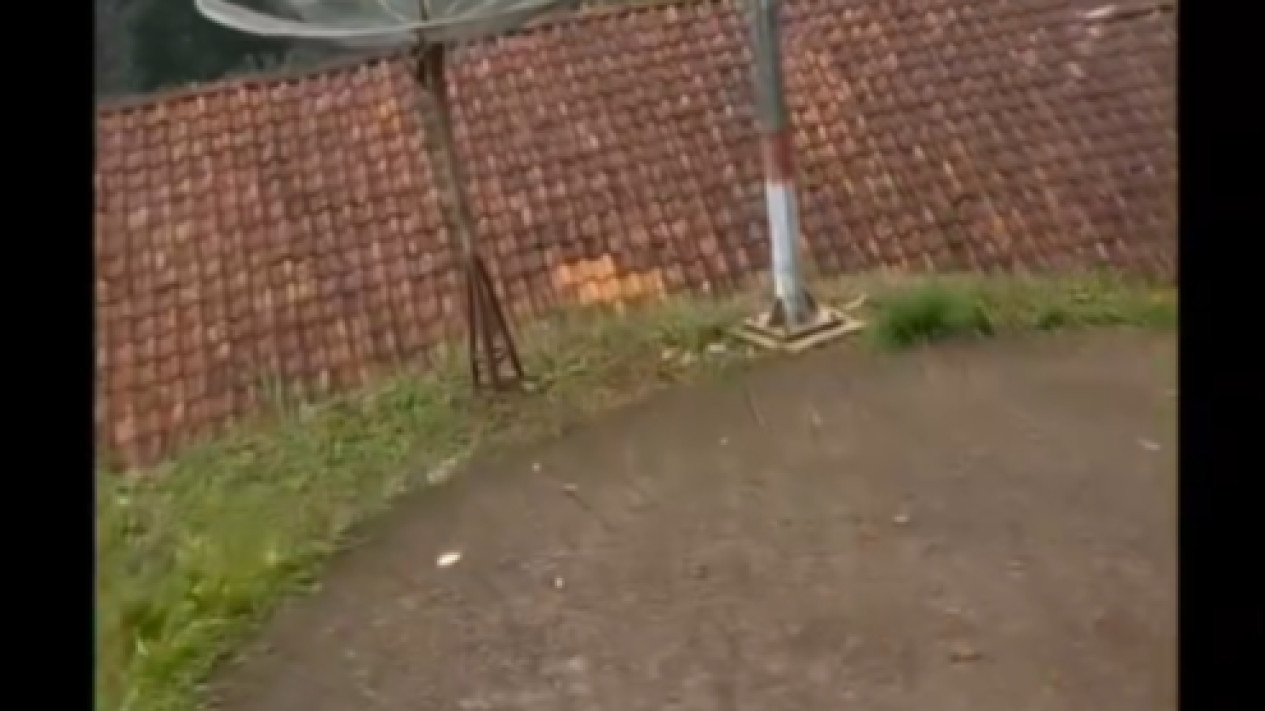 Viral Video Motor Terbang dan Nyangkut di Atas Genteng Rumah di Culamega Tasikmalaya, Netizen Spill Lokasinya Ternyata Memang..
            - galeri foto