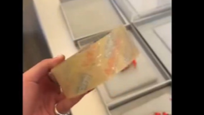 Viral Balenciaga Rilis Gelang Lakban Seharga Rp59 Juta, Panen Hujatan Netizen Indo