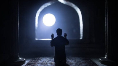 Bangunlah Wahai Orang yang Berselimut dan Dirikanlah Shalat Malam, Ini Bacaan Lengkap dari Surat Al Muzzammil Ayat 1-20